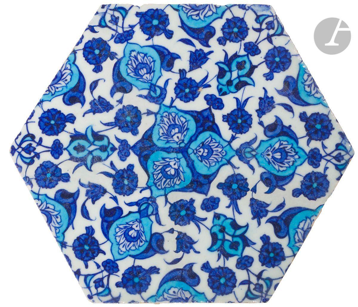 Carreau hexagonal a decor bleu et blanc turquie ottomane iznik vers 1520 50