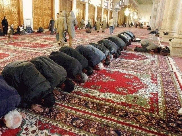 hommes qui prient